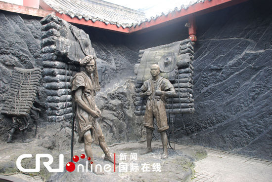 场景展示区里，两位背茶工的塑像，让人们领略到川藏茶马古道始发地的茶马古道场景 摄影：邢帅