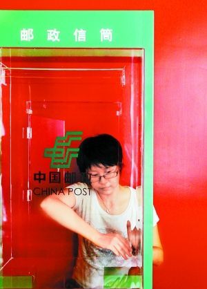 展览现场设立了一个邮政信筒，参观者看完展览可以把观展感受和对党的心愿寄语都写在明信片上放进信筒。