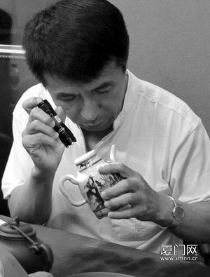 鉴宝专家车奇凯正在鉴定藏品。