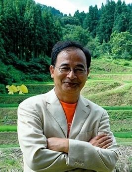 北川弗兰站在他的作品《稻田》前
