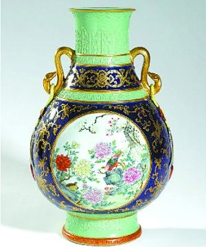 估价800美元至1200美元的民国时期“蓝釉描金印花粉彩开光壶”最终成交价高达1800万美元。