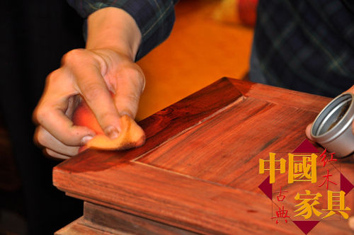 擦蜡时先薄薄涂上一层，然后再慢慢向其他部位擦试，使蜡均匀。