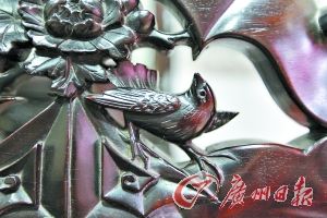 手雕家具所展现出来的，是一幅栩栩如生、张力十足的画，都充满着动感和生命力。