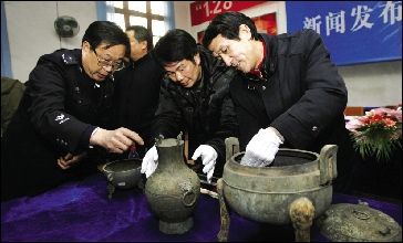 工作人员对警方交还的文物进行鉴定。本报记者 宋荣成 摄