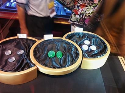 昨日，在2011中国沈阳国际珠宝展上，单颗价值4000万元的<a href=