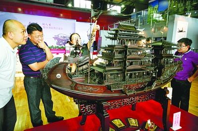 红木艺术品“镇海宝船”