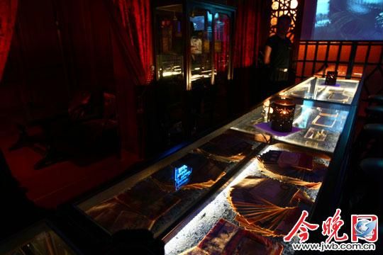 摩登吧里的各种文物。