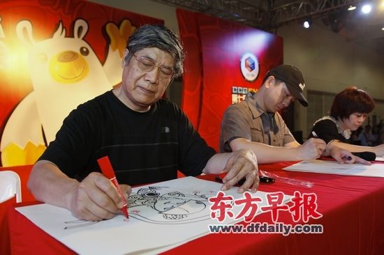 动漫名家沈天呈、许培育、林莹（自左向右）现场作画。早报见习记者 高征 图