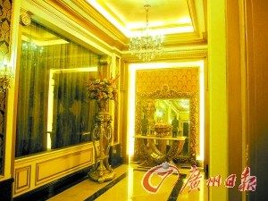 长丰家具厂的展厅装饰得金碧辉煌。