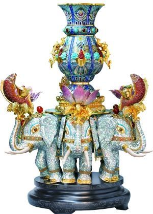 錾胎掐丝珐琅作品“太平有象”。