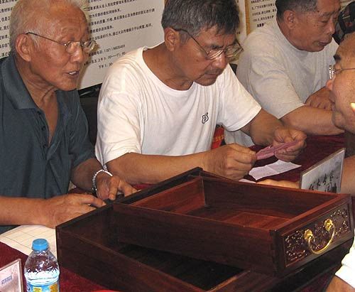 专家正在鉴定红木家具。