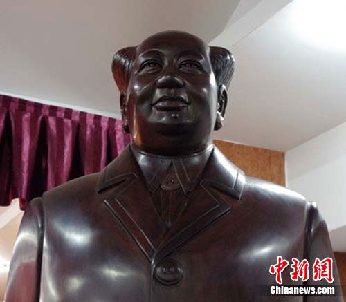 半身毛主席红木雕像。中新网发 周胜涛 摄