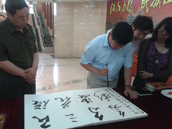 刘大为（右三）主席为本次画展题字 苗再新（左一）在观看。