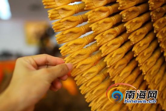 雕刻精美的“千手千眼观世音”千只手(南海网记者 张茂 摄)