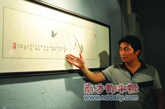 润畦诵读并解释画作上的诗词。 南都记者 靳颖姝 摄