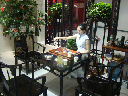 2011夏季“两艺博览会”古典家具展区。