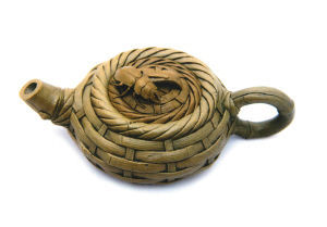 “秋月虫鸣--仿藤编石刻壶”