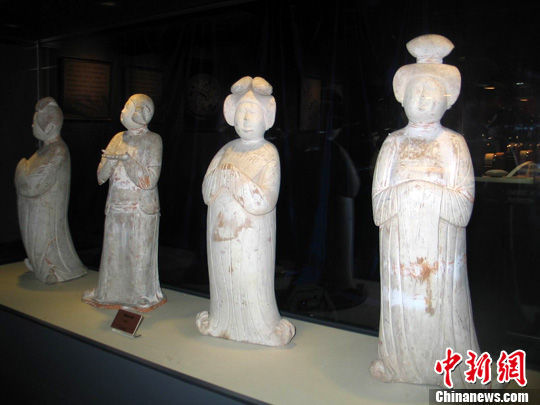 图为唐代仕女俑。