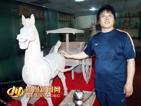 四川大收藏家岳玉明展示自己的藏品。