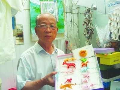 陆家洪和他的“立体邮票”。