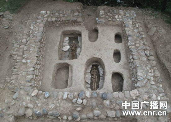 石围墓全景