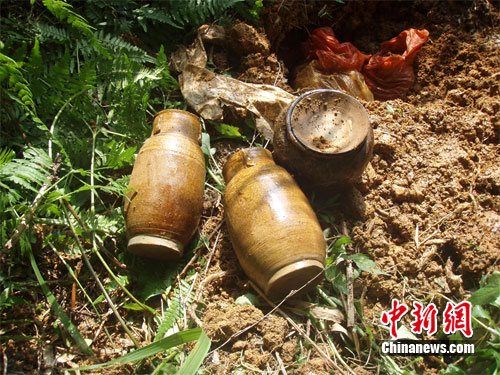根据嫌疑人的交待，德兴市警方从现场取回了剩余的文物，“堆塑黄釉瓷瓶”2件，“酱釉陶盖罐”1件，均为元代一般文物。德兴警方供图
