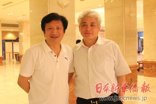 北京荣宝拍卖有限公司总经理刘尚勇(左)与《日本新华侨报》总编辑蒋丰。