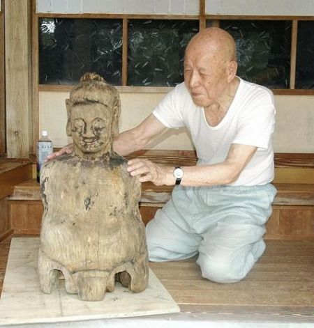 日本长崎县近海漂浮垃圾中惊现一尊佛像，民众猜测或来自中韩。