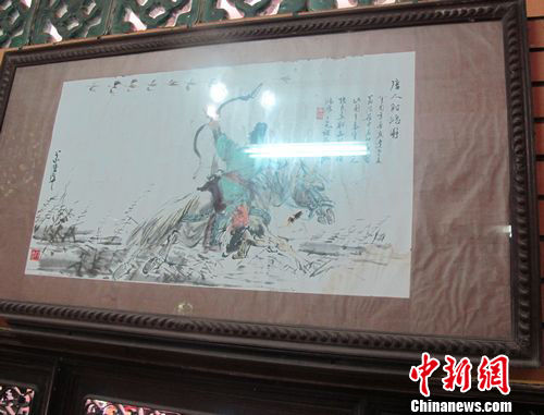  图为越南侨领、著名华人企业家朱应昌在他的红木博物馆展出的“唐人射鸿图”红木镜框。韩胜宝 摄