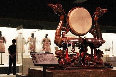 九连墩楚墓出土文物漆木乐器。