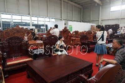 市民在体会展场中的红木家具。