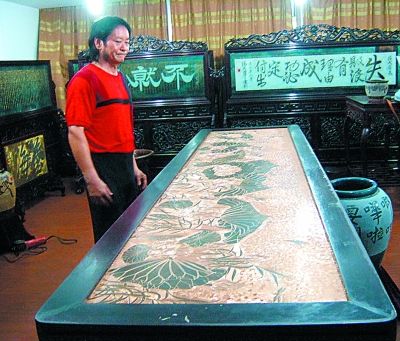 常州雕刻艺术家汤友常和他创作的独幅青铜刻画《金和图》。