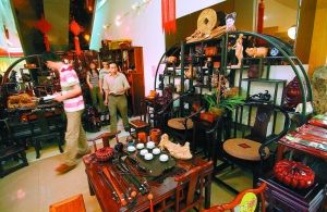 红木家具近年来不断升值，颇受欢迎。图为两市民在一红木家具店选购。 资料图片 深圳商报记者 廖万育 摄