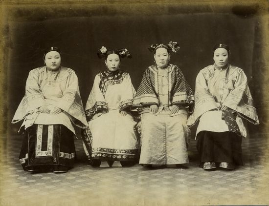 名叫卢匡（音译）的男人的四个妻子，作品摄于1880年代。
