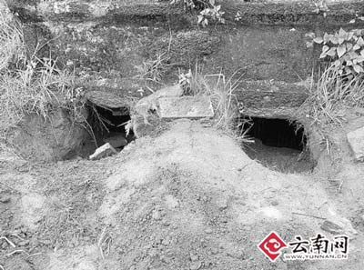 盗墓贼打出的盗墓洞，只能容一人进入。