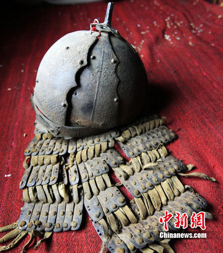 白亚寺内发现的格萨尔时期云片状头盔和盔甲。根秋多吉摄
