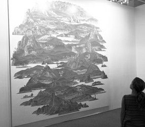 李世贤的油画作品《红色之间》 本报记者 胡晓芒 摄