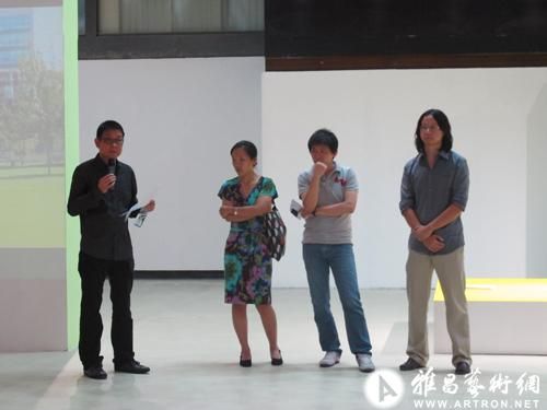 小运动??当代艺术中的自我实践展览开幕现场：左起黄专、卢迎华、刘鼎、苏伟(摄影：潘慧敏)