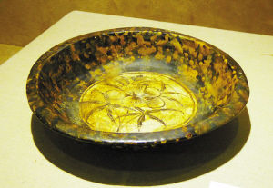 江西省博物馆藏元代玳瑁釉褐花秋葵纹盆，1980年江西吉安县永和窑址出土。