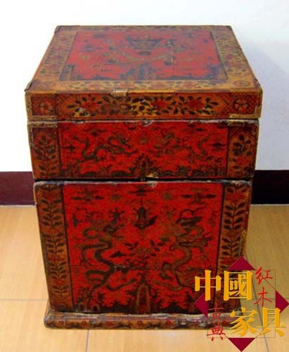 杉木胎的明宫朱地填漆戗金云龙纹方顶箱。