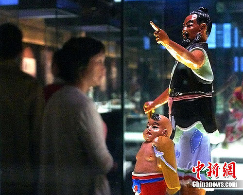 中国泥人博物馆30日在江苏开馆，独特的草根文化吸引大量游人。孙文荆 摄