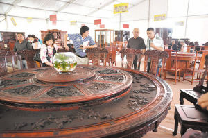 大会期间，客商在参观2011中国“东作”红木家具精品展。 记者 孙振华 
