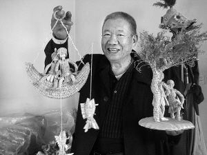 老人把草人当做孩子一样看待 记者 王海涛 摄
