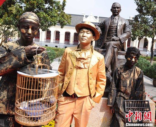 “活体雕塑”吸引了不少眼球。泱波 摄