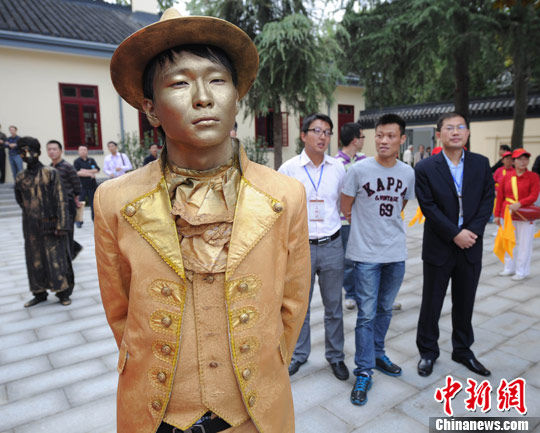 “活体雕塑”吸引了不少眼球。泱波 摄