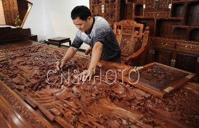 东阳木雕红木家具“诗礼传家”书房系列。