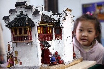现场观众在看展览