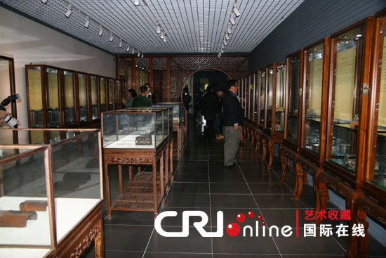 观众参观中华砚文化展