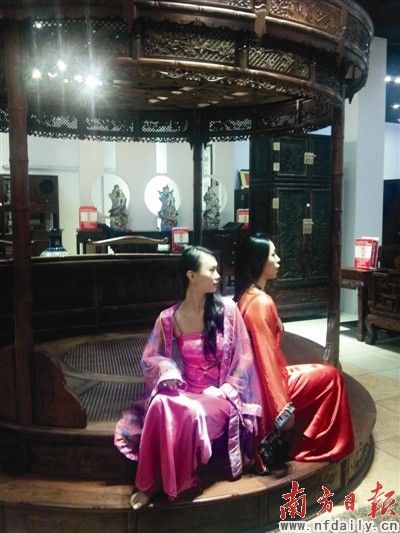 红木家具正从小众走向大众。游玉华 摄