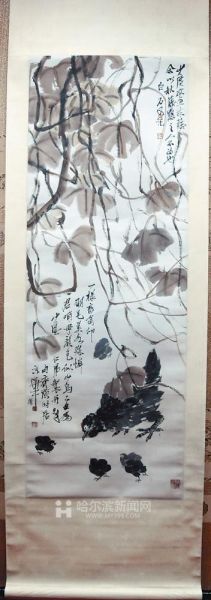 齐白石的真迹，《齐白石藤萝条绢本设色》。该作品长约1.5米，宽约0.5米。